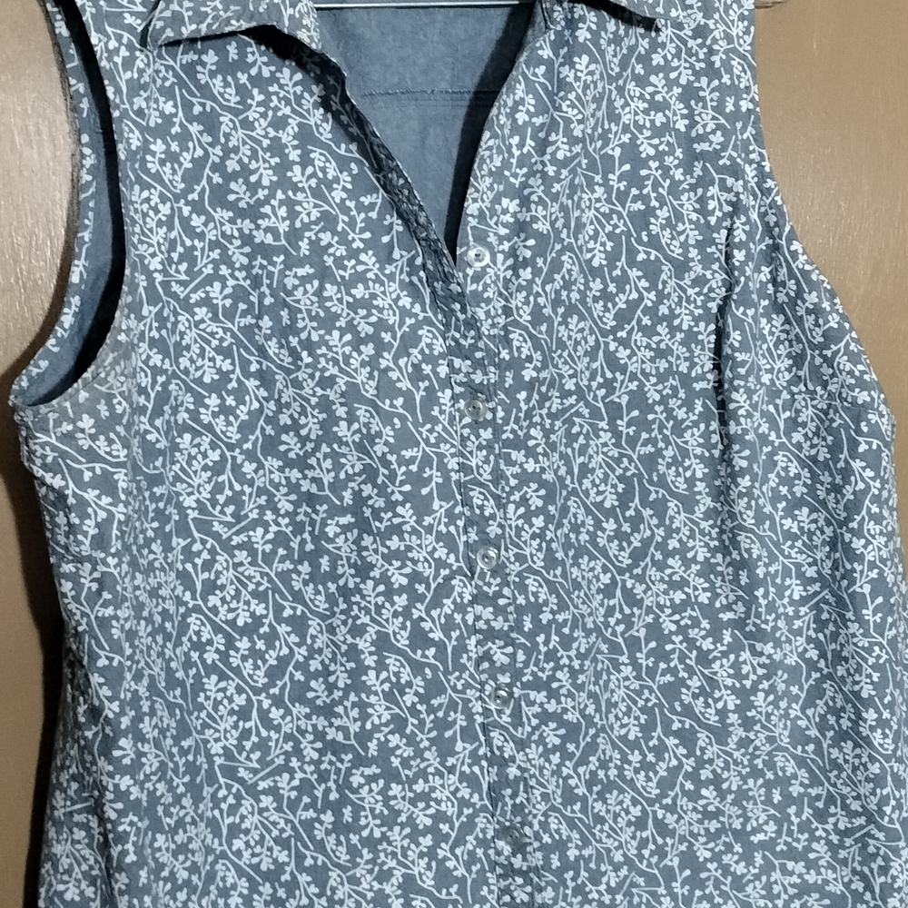 Tradition Country Collection Chic Floral Sleeveless Blouse - Blue and White